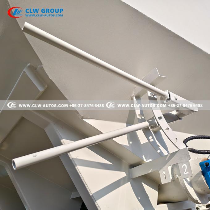 3-Axle 55mÂ³ Aluminum Bulk Feed Semi-Trailer in agricultural setting