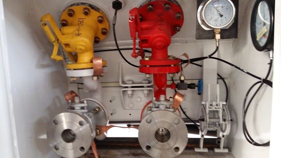 2.5MT Bobtail Propane Truck , Dongfeng 4X2 Small Cylinder Filling Fuel Bowser Truck