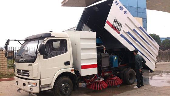 8CBM Street Runway Sweeper Truck With Water Spraying 4pcs Sweeper For Garbage Cleaning
