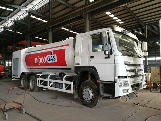 HOWO 6*4 20cbm / 10ton Bobtail Propane Truck Horizontal Cylinder Shape Tank