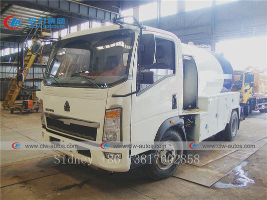 5000 Liters Sinotuck HOWO 4x2 LPG Bobtail Tanker Truck With Dispenser