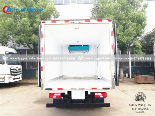 JMC 4X2 Small Refrigerated Van Truck For Drinks Delivery
